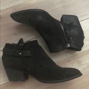 Black Dolce Vita Booties!
